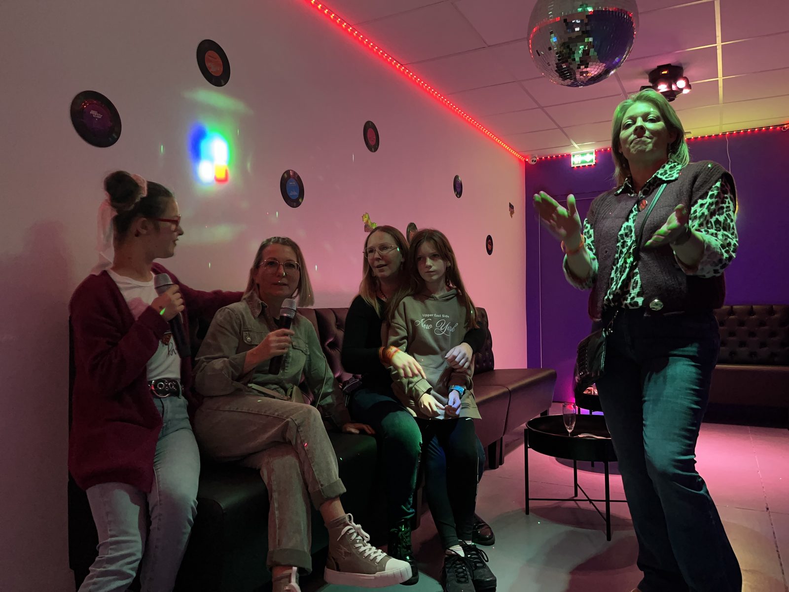 Groupe de copines pendant une soirée karaoké chez Team Square